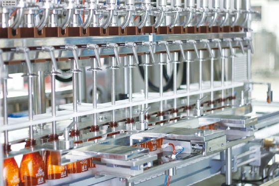 La linea ad alta velocità dell'operazione una riguarda i generi di prodotti che riempiono la tappatrice