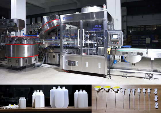 La mano che sterilizza gelifica la capsulatrice liquida della bottiglia