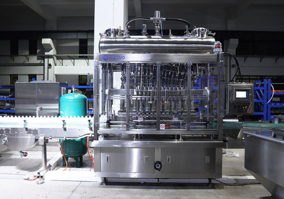 La mano che sterilizza gelifica la capsulatrice liquida della bottiglia