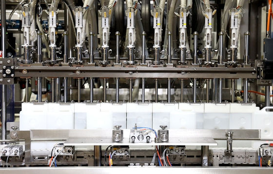La macchina di rifornimento del flussometro di tre file per le lozioni dei reagenti farmaceutici screma