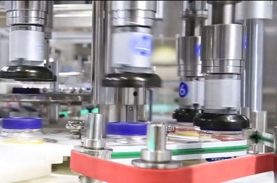 Materiale da otturazione e tappatrice del condimento dell'insalata della maionese intorno al coperchiamento del cappuccio