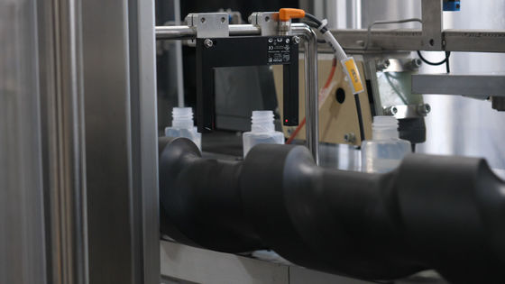 Linea di produzione di coperchiamento di riempimento cosmetica per materiale da otturazione della crema dell'acqua