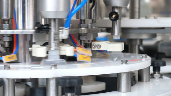 Linea di produzione di coperchiamento di riempimento cosmetica per materiale da otturazione della crema dell'acqua